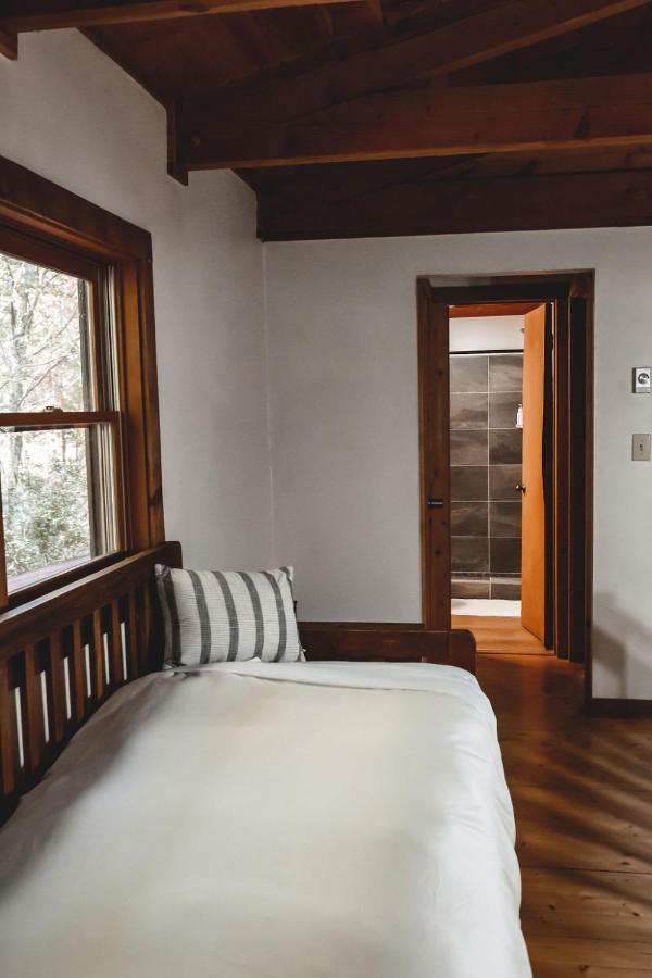 Creekside Overlook At 36 North Cabin - Fireplace Purlear Extérieur photo